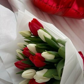 Букет тюльпанов «Красное на белом»