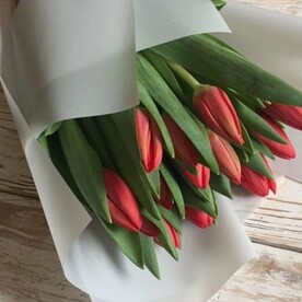 Букет красных тюльпанов