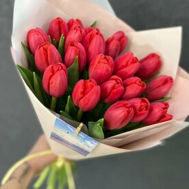 Букет красных тюльпанов