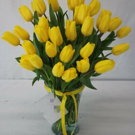 Букет желтых тюльпанов под ленту