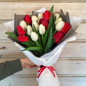 Букет из 19 тюльпанов