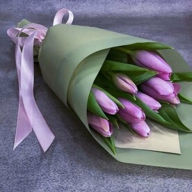 Букет-комплимент из фиолетовых тюльпанов