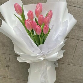 Букетик розовых  тюльпанов