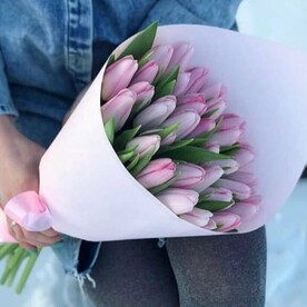 Букет из 33 тюльпанов