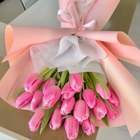 Букет ярко-розовых тюльпанов на 8 марта