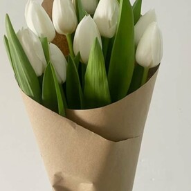 Букет белых тюльпанов в крафте