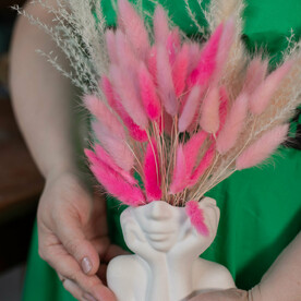 Букет их сухоцветов в гипсовом кашпо Девушка с руками