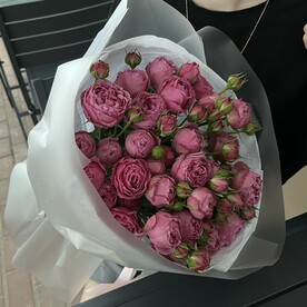 Монобукет из 7 пионовидных кустовых роз от студии Mnogo Tsvetov