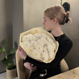 Монобукет из 7 кустовых белых хризантем от студии Mnogo Tsvetov