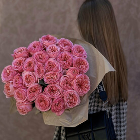 Монобукет из 29 розовых пионовидных роз от студии Mnogo Tsvetov