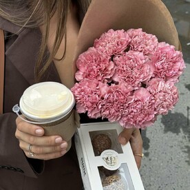 Кулек комплимент из розовых диантусов от студии Mnogo Tsvetov