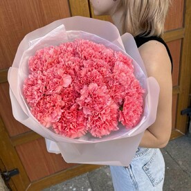 Монобукет из 25 розовых диантусов от студии Mnogo Tsvetov