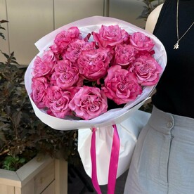 Монобукет из 13 пионовидных роз сорта Country Blue от студии Mnogo Tsvetov