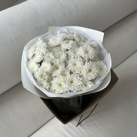 Монобукет из 7 белых кустовых хризантем от студии Mnogo Tsvetov