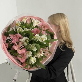 Букет из 19 альстромерий от студии Mnogo Tsvetov