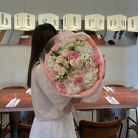 Букет от студии Mnogo Tsvetovгортензия, лизиантус, кустовая роза