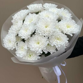 Монобукет из 5 белых хризантем от студии Mnogo Tsvetov