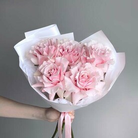 Монобукет из 5 розовых французских роз от студии Mnogo Tsvetov