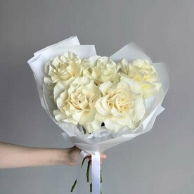 Монобукет из 5 французских роз от студии Mnogo Tsvetov