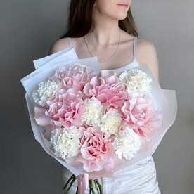 Нежный букет французская роза и диантус от студии Mnogo Tsvetov