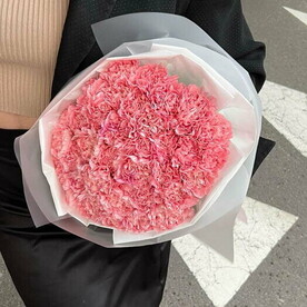 Монобукет из 35 розовых диантусов от студии Mnogo Tsvetov