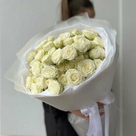 Монобукет из 13 белых кустовых роз от студии Mnogo Tsvetov