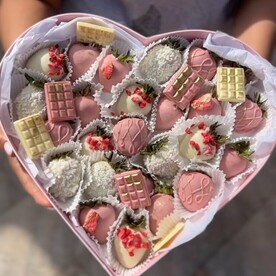 Сердце с клубникой в шоколаде