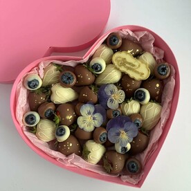 Сердце с клубникой и голубикой в шоколаде