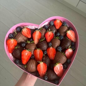 Сердце с клубникой в шоколаде и свежими ягодами