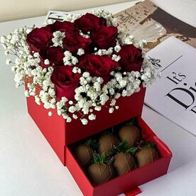 Шкатулка с клубникой в шоколаде и розами