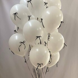 12 воздушных шаров с бантиками