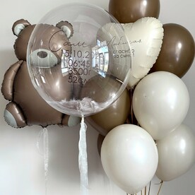 Композиция из воздушных шаров на выписку с мишкой