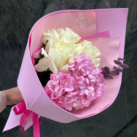 Букет ажурные белые розы и гортензия