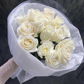 Пионовидные белые розы Эквадор