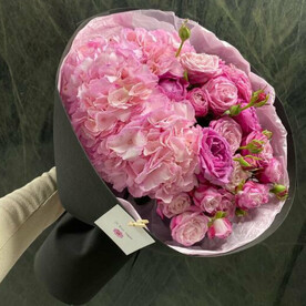 Пионовидные кустовые розы и гортензии