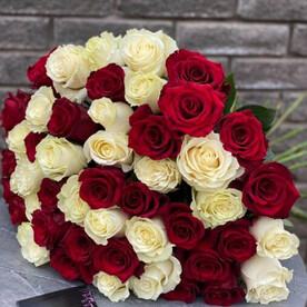 Крупные белые и красные розы Эквадор
