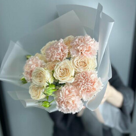 Пионовидные розы и диантусы