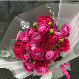 Букет пионовидных роз и эвкалипта