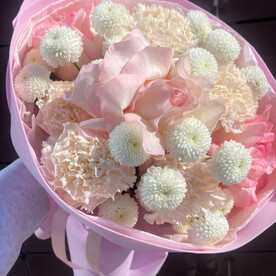 Букет с ажурными французскими розами, хризантемами помпонами и диантусами