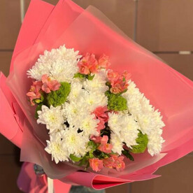 Объемный букет из хризантем, альстромерии и Грин трик