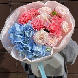 Букет с пионовидной кустовой розой, гортензией и диантусами