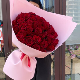 51 Роза красная в оформлении