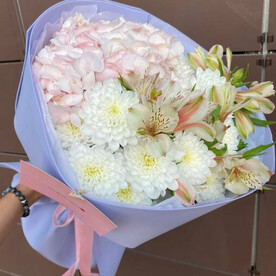 Букет с гортензией, хризантемами и альстромерией
