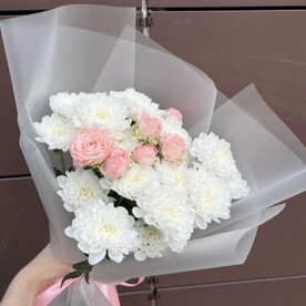 Букет из пионовидной кустовой розы и хризантемы