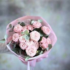 Букет розовых кустовых роз с эвкалиптом