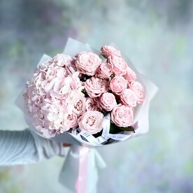 Букет розовых кустовых роз с гортензией