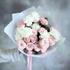 Букет с розовыми кустовыми розами и белыми гвоздиками