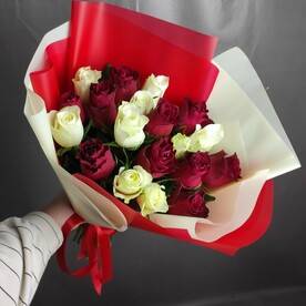 Букет белых и красных роз