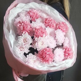 Букет из диантусов и хризантем (возможно изменение оттенков исходя из наличия)