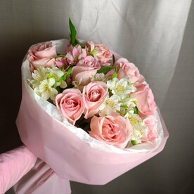 "Самой очаровательной" Нежный букет роз с альстромериями (возможно изменение оттенков исходя из наличия)